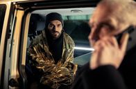 Tatort – David Gross (Vladimir Korneev, li.) hat gerade live am Handy mitbekommen, wie sein Lebensgefährte Fabian Pavlou brutal überfallen wurde. Jetzt wird er von Freddy Schenk (Dietmar Bär, r.) am Tatort befragt.