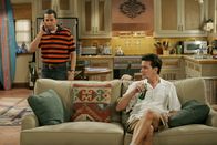 Two and a Half Men – Alan (Jon Cryer, l.) bietet Charlie (Charlie Sheen, r.) an, seine Satellitenschüssel auf dem Dach auszurichten - doch das war ein Fehler ...