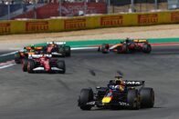 Formel 1: Großer Preis von Australien – Max Verstappen aus den Niederlanden im (1) Oracle Red Bull Racing RB21 führt Charles Leclerc aus Monaco im (16) Scuderia Ferrari SF-25 auf der Strecke während des Formel-1-Grand-Prix der Vereinigten Staaten auf dem Circuit of The Americas am 19. Oktober 2025 in Austin, Texas.