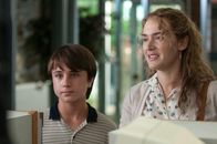Labor Day – Die depressive und alleinerziehende Mutter Adele (Kate Winslet, r.) kümmert sich aufopferungsvoll um ihren 13-jährigen Sohn Henry (Gattlin Griffith, l.), doch nach ihrer Scheidung hat sie das Glück am Leben verloren, bis der Anhalter Frank in ihrem Leben auftaucht. Doch dieser ist nicht, was er vorgibt zu sein ...