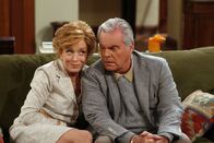 Two and a Half Men – Während eines Spontabesuchs bei Charlie erleben Teddy (Robert Wagner, r.) und Evelyn (Holland Taylor, l.) eine Überraschung ...