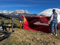 Mei liabste Weis – Franz Posch hilft dem Ballonpiloten Christoph Aschaber beim „Aufstellen“ des Heißluftballons.