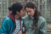 Loving Her – Sarah (Soma Pysall, r.) fällt es schwer, Hannas (Banafshe Hourmazdi, l.) Zuneigung in der Öffentlichkeit zu erwidern. Es kommt zum Streit.