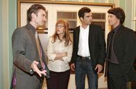 Verliebt in Berlin – Richard (Karim Köster, l.) und Viktor (Roman Rossa, r.) haben schlechte Nachrichten für Lisa (Alexandra Neldel, 2.v.l.) und David (Mathis Künzler, 2.v.r.). (Dieses Foto von Alexandra Neldel darf nur in Zusammenhang mit der Berichterstattung über die Serie "Verliebt in Berlin" veröffentlicht und verbreitet werden.)