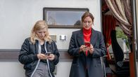 SOKO Wismar – Noch ist unklar, wie der Tod von Anja Schlüter und Mirella (Luisa-Céline Gaffron, l.) zusammenhängen. Um dahinter zu kommen und ihr Vertrauen zu gewinnen, muss Karoline Joost (Nike Fuhrmann, r.) undercover bleiben. Andernfalls ist sie in großer Gefahr. Ein Spiel auf Messers Schneide beginnt.
