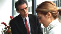 Law & Order: Special Victims Unit – Detective John Munch (Richard Belzer) stimmt das Vergewaltigungsopfer Sara Logan (Jennifer Esposito) darauf ein, dass die Gerichtsverhandlung nicht leicht für sie werden wird.