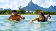 Die Inselärztin – Surfen nach Dienstschluss: Ärztin Dr. Filipa Wagner (Anja Knauer) mit dem Barkeeper Mike (Tyron Ricketts).