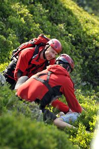 Der Bergdoktor – Dr. Martin Gruber (Hans Sigl, r.) und sein Bruder Hans (Heiko Ruprecht, l.) leiten die Erstversorgung für die kleine Christina Lohmann (Stefanie Robotka) ein, die bei einem Schulausflug das Bewusstsein verloren hat und gestürzt ist.