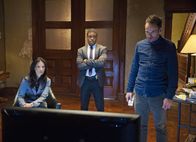 Elementary – Als eine Bombe in den Büroräumen einer Firma hochgeht und zwei Opfer fordert, beginnt Sherlock Holmes (Jonny Lee Miller, r.) gemeinsam mit Joan Watson (Lucy Liu, l.) und Detective Marcus Bell (Jon Michael Hill, M.) mit den Ermittlungen ...