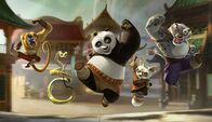 Kung Fu Panda – Unerwartet wird er ausgewählt, um eine alte Prophezeiung zu erfüllen. Doch dafür muss der große Panda Po (M.) eine alte Kampfkunst erlernen. Mit von der Partie sind seine Freunde, die "Furiosen Fünf" (v.l.n.r.): Affe, Schlange, Shifu, Tiger.