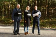 Heldt – Mit jeder Stunde, die Kommissar Heldt vermisst wird, wächst die Sorge bei Hauptkommissar Grün (Timo Dierkes, l.), Staatsanwältin Bannenberg (Janine Kunze, M.) und Polizeihauptmeister Korthals (Steffen Will, r.).
