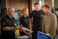 Notruf Hafenkante – Wolle (Harald Maack, l.), Franzi (Rhea Harder-Vennewald, 2.v.l.) und Hans (Bruno F. Apitz, 2.v.r.) möchten von Karsten Stadler (Andreas Guenther, r.) wissen, warum er den Einbruch in seinen Laden vorgetäuscht hat.
