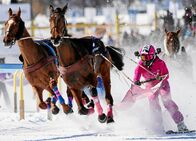 Winter-Challenge – Winter-Challenge Skikjöring in St. Moritz: Valeria und ihr Pferd im stiebenden Schnee Valeria Holinger will als erste Frau den Titel der «Königin des Engadins» gewinnen