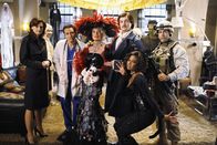 Castle – Feiern eine Halloween-Party (v.l.n.r.): Kate Becket (Stana Katic), Kevin Ryan (Seamus Dever), Martha (Susan Sullivan), Castle (Nathan Fillion), Lanie (Tamala Jones) und Javier (Jon Huertas)