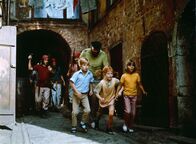 Astrid Lindgren:: Pippi in Taka-Tuka-Land – Die Piraten von Taka-Tuka-Land kommen. Tommy (Pär Sundberg, l.), Pippis Vater (Beppe Wolgers), Pippi (Inger Nilsson) und Annika (Maria Persson) fliehen.