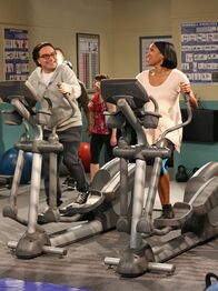 The Big Bang Theory – Für eine Festanstellung an der Universität schleimt sich Leonard (Johnny Galecki, l.) bei Janine Davis (Regina King, r.), einem Mitglied des Entscheidungskomitees, ein. Doch wird ihm das weiterhelfen?