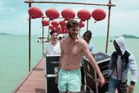 Die Hotelfachschule – DOK-Serie: Die Hotelfachschule Folge 4 Afrim Beqa auf Diplomreise – Ankunft auf der Tropeninsel in Thailand 2019 Copyright: SRF