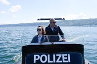 WaPo Bodensee – Während einer Patrouillenfahrt auf dem Bodensee machen Julia Demmler (Wendy Güntensperger, l.) und Paul Schott (Tim Wilde, r.) einen traurigen Fund.