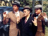 Die Olsenbande – Egon Olsen (Ove Sprogøe, Mitte) und seine Kumpanen Benny (Morten Grunwald, li.) und Kjeld (Poul Bundgaard) geben sich geschlagen.
