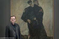 Egon Schiele – Psychotherapeut Diethard Leopold, Sohn der Kunstsammler Elisabeth und Rudolf Leopold, vor dem Gemälde "Die Eremiten" von Egon Schiele