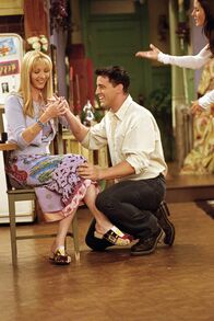 Friends – Monica (Courteney Cox, r.) kann es nicht fassen, dass Phoebe (Lisa Kudrow, l.) den Heiratsantrag von Joey (Matt LeBlanc, M.), der davon ausgeht, dass Phoebe schwanger ist, annimmt.