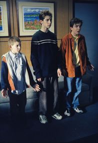 Malcolm mittendrin – Da den Jungs mit herkömmlicher Erziehung einfach nicht beizukommen ist, entscheiden sich Lois und Hal für eine etwas unkonventionelle Methode: Sie schicken Malcolm (Frankie Muniz, r.), Reese (Justin Berfield, M.) und Dewey (Erik Per Sullivan, l.) zu einem Psychiater.