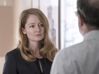 Homeland – Geraten aneinander: Allison (Miranda Otto, l.) und Saul (Mandy Patinkin, r.) ...