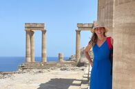 Wunderschön! – Die Akropolis oberhalb der verschachtelten Altstadt von Lindos ist das Ziel fast aller Touristen und Touristinnen auf Rhodos – und auch das von Tamina Kallert.