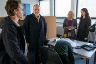 Der Alte – Tina Brenner (Marie-Therese Futterknecht, M.) wird ermordet in ihrem Büro des Münchner Krisentelefons aufgefunden. Hauptkommissar Richard Voss (Jan-Gregor Kremp, 2.v.l.), Tom Kupfer (Ludwig Blochberger, l.), Annabell Lorenz (Stephanie Stumph, r.) und Dr. Franziska Sommerfeld (Christina Rainer, 2.v.r.) nehmen die Ermittlungen auf.