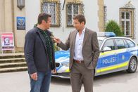 Die Rosenheim-Cops – Kommissar Hansen (Igor Jeftic, r.) lässt sich von Jo (Christian K. Schaeffer, l.) überreden, ihm sein Segelboot für ein Date zu leihen.