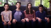 Tödliche Verwandtschaft – The Fuss children sitting on the couch.