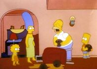 Die Simpsons – Lisa und Marge wundern sich, was Homer und Bart mit den Bowlingkugeln machen.