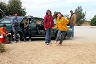 The Middle – Frankie (Patricia Heaton, 3.v.r.) und Mike (Neil Flynn, r.) haben Takayuki (Matthew Moy, 3.v.l.), einen Austauschstudenten aus Japan, bei sich aufgenommen und planen zusammen mit Birck (Atticus Shaffer, l.), Axl (Charlie McDermott, 2.v.l.) und Sue (Eden Sher, 2.v.r) einen gemeinsamen Familienausflug. Doch dann kommt alles anders als geplant ...