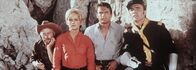 Old Surehand – Old Wabble (Paddy Fox, l.), Judith (Leticia Román, 2.v.l.), Toby (Terence Hill, 2.v.r.) und Captain Miller (Erik Schumann, r.) erkennen plötzlich den Ernst ihrer Lage ...