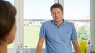 SOKO Wismar – Auch Heide Deisters Ehemann, Dr. Werner Deister (Bruno Eyron), wird befragt. Er ist zwar traurig über die kaputte Ehe, gibt aber Belinda nicht die Schuld daran.