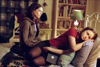 Gilmore Girls – Lorelai (Lauren Graham, l.) und Rory (Alexis Bledel, r.) sind begeistert, als die 16-jährige eine Zusage von der Privatschule Chilton bekommt, doch dann lernt Rory den attraktiven Dean an ihrer alten Schule kennen und will die Schule nicht mehr wechseln ...