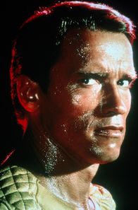 Running Man – Der Polizist Ben Richards (Arnold Schwarzenegger) wird in einem dystopischen Staat zu Unrecht beschuldigt, einen Massenaufstand auf blutige Art und Weise beendet zu haben.