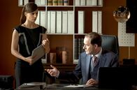 Die Informantin - Der Fall Lissabon – Engelhardt (Stefan Kurt) stellt Aylin (Aylin Tezel) in seiner Kanzlei ein.