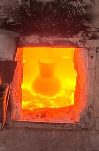 Handwerkskunst! – Herstellung von Holzbrandkeramik in Anagama-Öfen: Bei Temperaturen bis zu 1300 Grad schmilzt die Asche im Ofen zu Glas und setzt sich als natürliche Glasur auf das Geschirr.