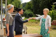 Alles Klara – Klara (Wolke Hegenbarth, r.) trifft im Trödelladen von Uschi Möllendorf (Karen Böhne, l.) den überaus charmanten Carlo Pavone (Roberto Guerra, M.).