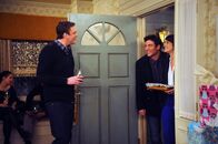 How I Met Your Mother – Partyalram im Hause Eriksen: Marshall (Jason Segel, l.), Ted (Josh Radnor, M.) und Robin (Cobie Smulders, r.) ...