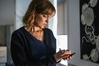 Hanna Svensson - Blutsbande – Hanna Svensson (Marie Richardson) kommuniziert mit "Inez" alias Christian fast ausschließlich per SMS über ein sicheres Prepaid-Handy.