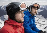 Unterm Eis – Für die Brüder Isak (David Rott, rechts) und Jonas (Lucas Prisor) sind die Berge Norwegens wie ein zweites Zuhause.