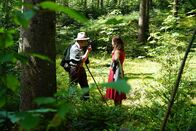 Heimatleuchten – Christina Ömmer (rechts) mit Oberförster Fritz Wolf (links) in seiner Waldschule