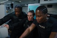 Trigger Point – Joel (Adrian Lester, l.), Lana (Vicky McClure, M.) und Danny (Eric Shango, r.) werten die Daten aus. Aber einige Informationen machen noch keinen Sinn.
