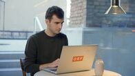 Die Tricks mit den Preisen – Johannes Schmer Galunder bei der Internetrecherche.
