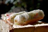 Zu Tisch ... – Bei Bauländer Sommerrollen wird der Tofu durch Grünkernschrot ersetzt.