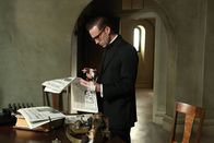 American Horror Story – Über den Zeitungsartikel, in dem über Bloody Face und dessen Verbindung zum Briarcliff berichtet wird, ist Monsignor Timothy Howard (Joseph Fiennes, r.) ganz und gar nicht erfreut ...