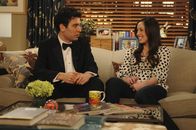 How I Met Your Mother – Ted (Josh Radnor, l.) muss sich eingestehen, dass er jemanden am Haken hat: Henrietta (Catherine Reitman, r.), die sich eine Zukunft mit ihm erhofft und von ihm hingehalten wird ...