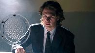 Tokyo Vice – Jake (Ansel Elgort) interviewt einen inhaftierten Motorraddieb.